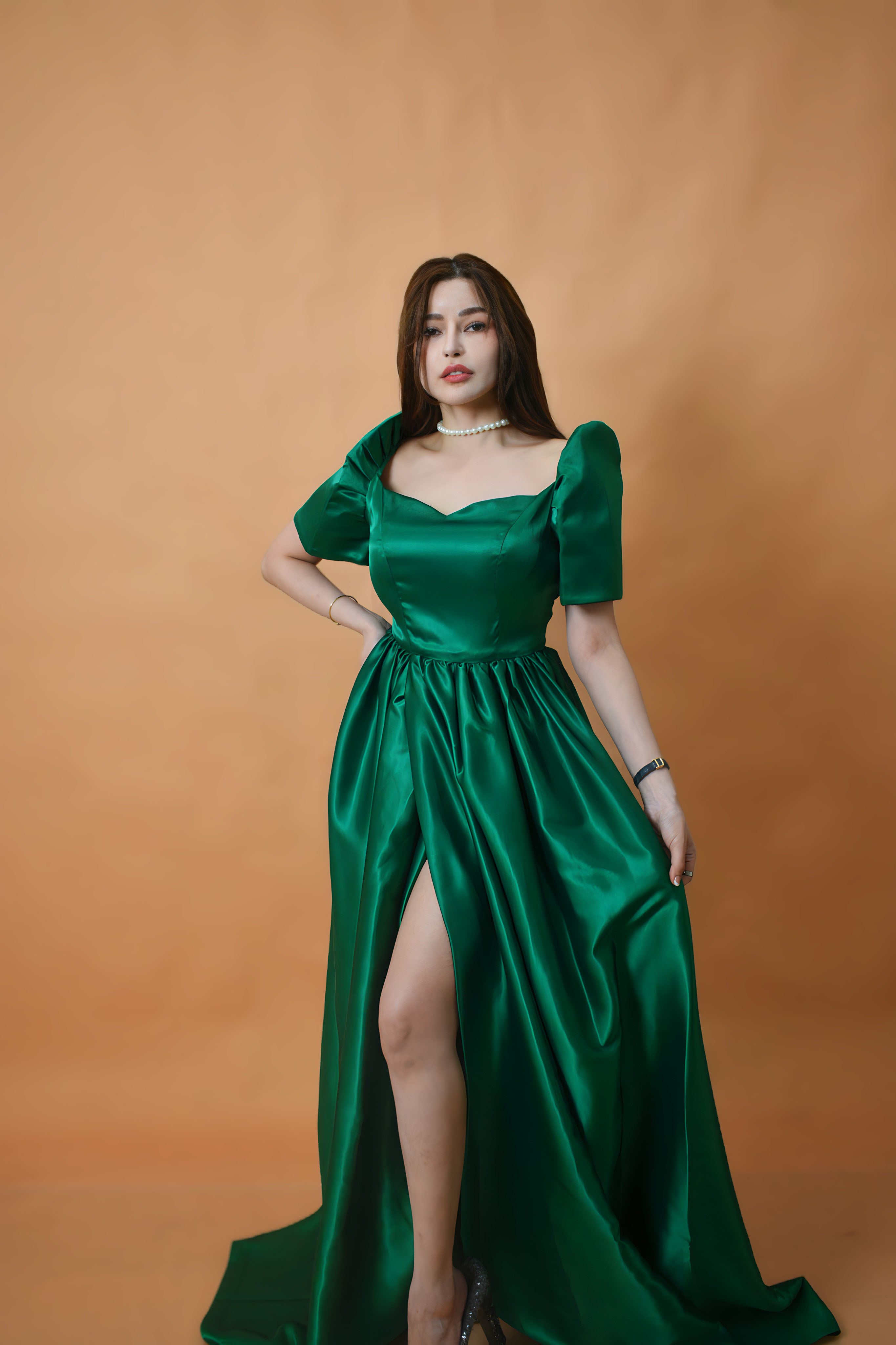Elegant Green Duchess with Butterfly Sleeves for Women